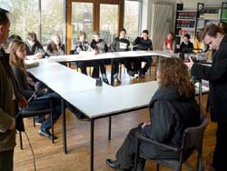 Tomas (r.) und Alfons (l.) Klinger drehen derzeit im Auftrag des polnischen Fernsehens einen Film über Senden. Gedolmetscht hat während ihres gestrigen Besuchs im Gymnasium Anita Lisowska (2.v.r.).