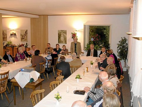 Der neue Vorsitzende ist der alte: Hans-Jürgen Pohl (stehend)