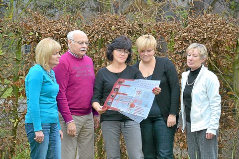 Blicken in das Programm für den Berlin-Besuch: Miroslawa Prokopiuk,Hans-Jürgen Pohl, Alicja Baumgart,Justyna Felczykowska und Vera Prengel.Foto: (di) 